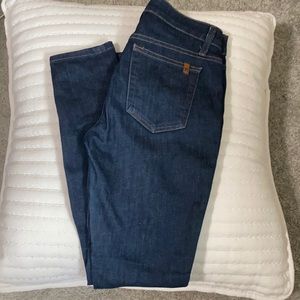 Mid-rise skinny ankle. Style: Beyla